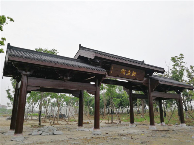 宜城市鯉魚(yú)湖濱湖景觀(guān)防腐木造型門(mén)樓